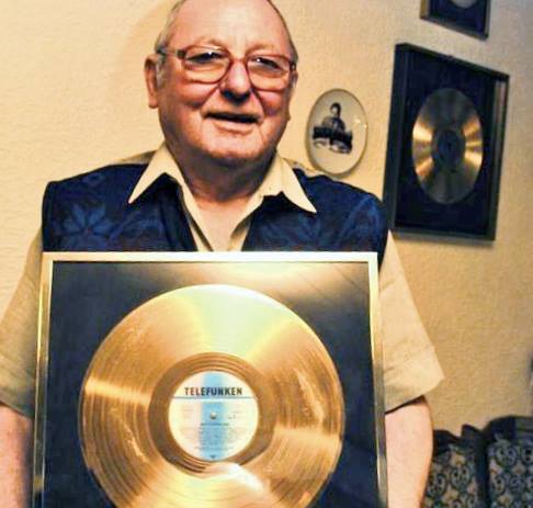 Kraft Karl mit Goldener Schallplatte.jpg